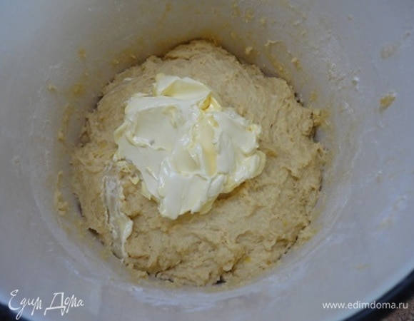 И вот только теперь добавляем мягкое сливочное масло, потому что к этому времени тесто уже как следует скрепилось, а дрожжи хорошо соединились с мукой и яйцами. А если масло начать вмешивать в тесто раньше, жир обволочет дрожжи и тесто может вообще не подняться. С маслом надо вымешивать еще 10 минут, не меньше. Теперь тесту надо в тепле еще раз подняться.