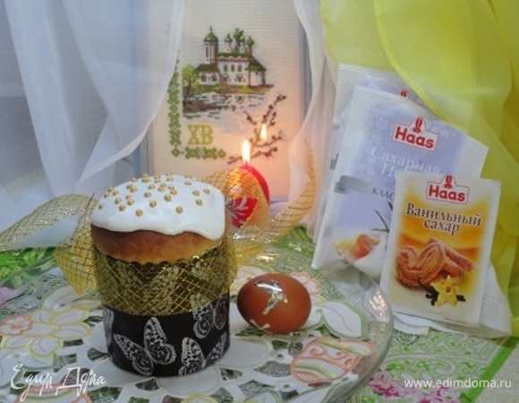 Для глазури взбиваем белок с сахарной пудрой и смазываем остывшие куличи. Украшаем по своему вкусу.