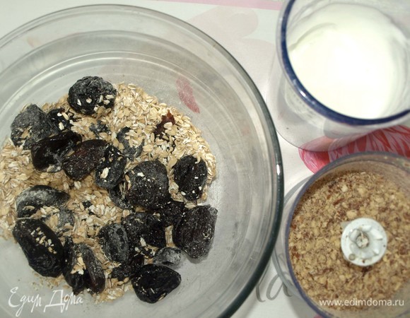 Чернослив залить холодной водой и дать постоять 30 минут. Воду слить, чернослив промыть и обсушить бумажными полотенцами. Миндаль обжарить и измельчить так, чтобы остались небольшие кусочки. Чернослив измельчить в блендере с овсяными хлопьями. Белки взбить с щепоткой соли (не обязательно до крепкой пены).