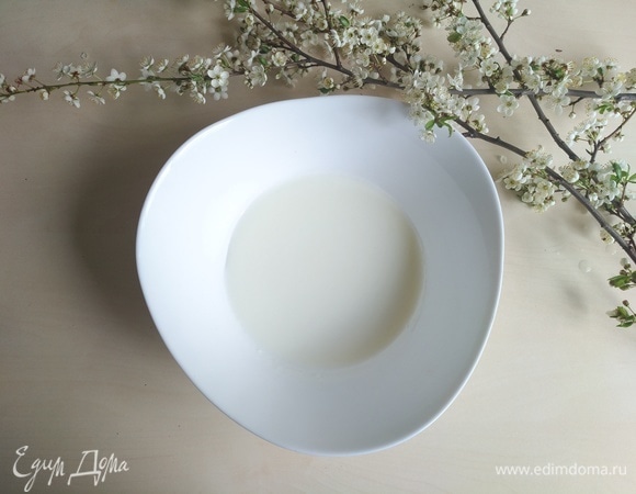 Наливаем слегка подогретый кефир в большую тарелку.