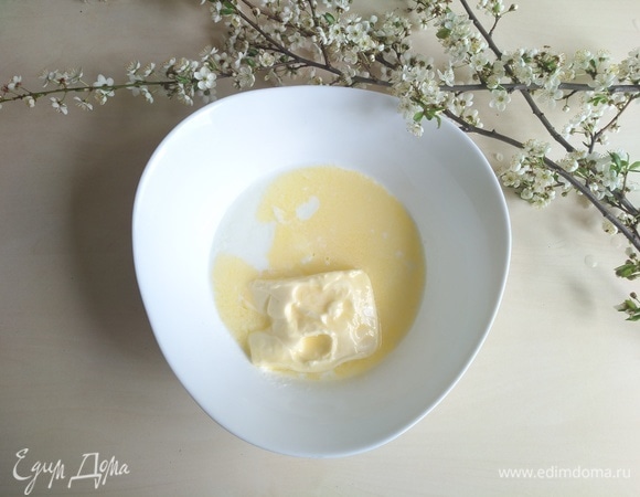 Следом растопленное масло, перемешиваем.