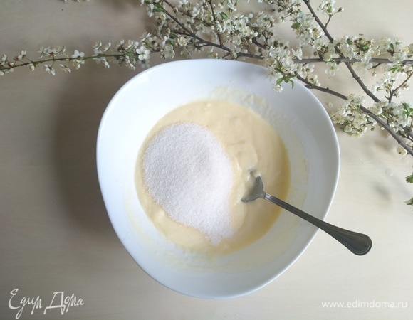 Сахар, ванилин, перемешиваем.