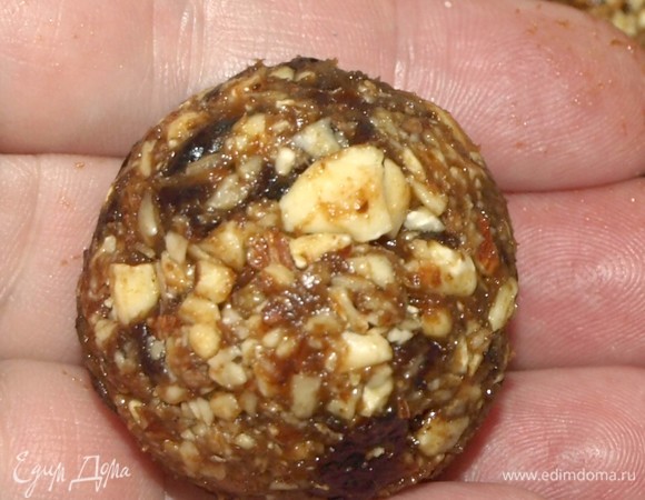 Чернослив, овсяные хлопья и измельченный миндаль соединить в однородную массу. Можно на этом этапе остановиться и у нас получатся вкусные и полезные энергетические шарики. Но можно приготовить вкусное полезное печенье.