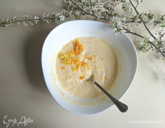 Сок одного апельсина, цедру лимона и апельсина, тщательно перемешиваем.