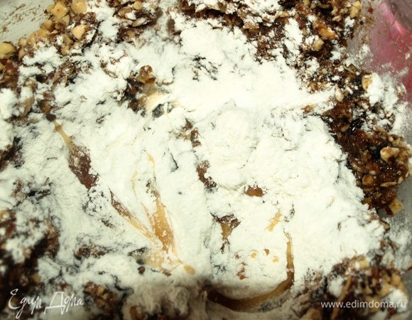 К полученной массе добавить кленовый сироп, рисовую муку. Перемешать.