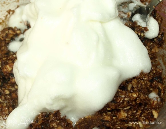 Добавить взбитые белки.