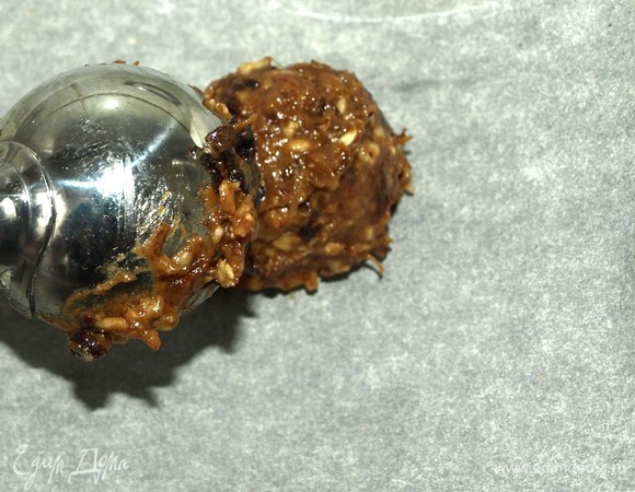 На противень, застеленный пекарской бумагой (силиконовый коврик) выкладываем ложкой печенье.