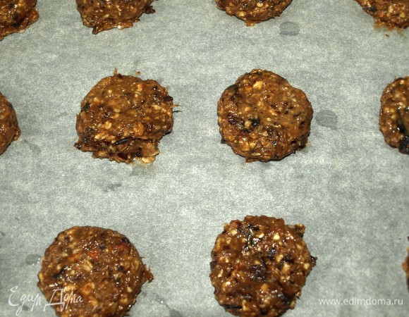 Слегка прижимаем. И отправляем в заранее разогретую до 170–180°C духовку. Выпекаем 15–20 минут.