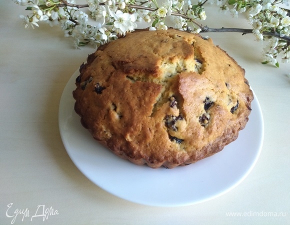 Вот такой красавчик у меня получился, затем перейдем к украшению. Растопим плитку белого шоколада, его я использую вместо глазури.