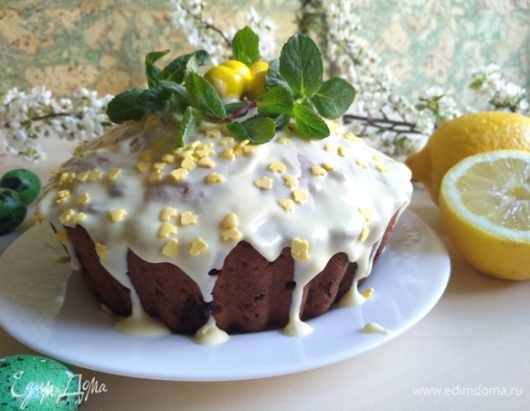 Помажем наш кекс растопленным шоколадом, украшаем на свой вкус. Я использовала посыпку, конфеты, и веточки мяты.