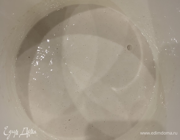 Сделаем опару. Подогрейте 200 мл молока до горячего Смешайте 70 г муки и 2 ч. л. сухих дрожжей (у меня были саф-момент) в отдельной миске. Соедините подогретое молоко, 1,5 ст. л. сахара и дрожжи с мукой, хорошо размешайте. Накройте полотенцем и отставьте в теплое место минут на 30, опара должна подняться.