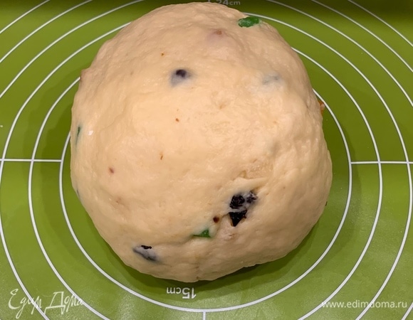 Вводим остальные ингредиенты и каждый раз тщательно перемешиваем: 80 г сахара, щепотку соли, перемешиваем. Добавляем 2 желтка, 50 г размягченного сливочного масла, горсть сухофруктов. Небольшими порциями добавьте 330 г муки. Говорят, на Руси женщины обминали тесто до 100 раз. Ну я решили сделать также. Не добавляйте дополнительно муку, тесто должно получиться нежное, гладкое и эластичное (может немножко липнуть).