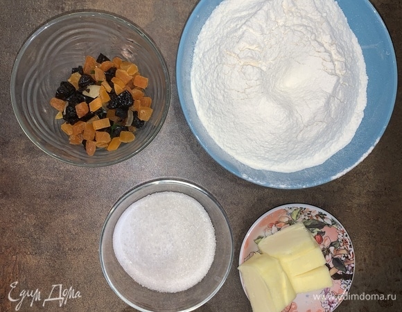 Подготовьте ингредиенты, достаньте масло и яйца из холодильника (на фото ингредиенты для основного теста).