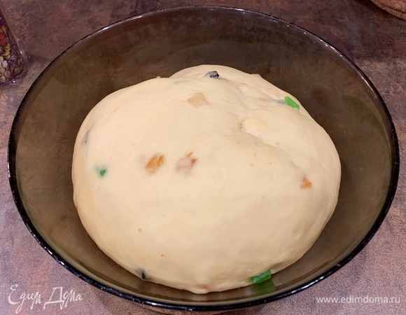 Кладем шар теста в миску, накройте сухим чистым полотенцем, уберите в теплое место на 1–1,5 часа. Мое стояло в духовке на 40°C в режиме подъема теста и поднялось в два раза (на фото тесто сразу после вымешивания).