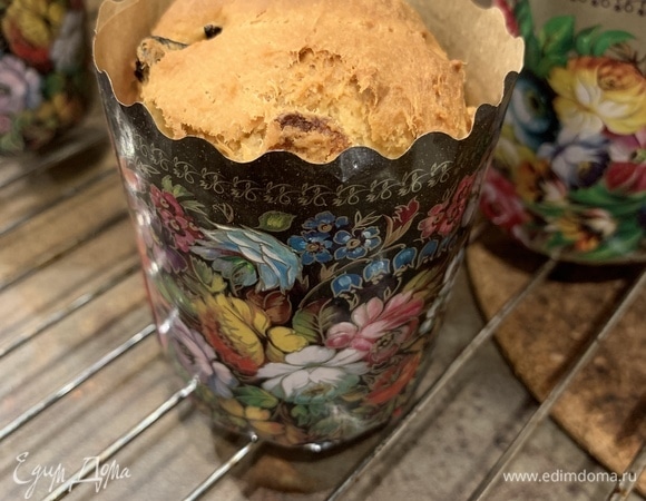 Выпекайте подошедшие куличи в разогретой до 160°C духовке 40–60 минут (зависит от размера формы и духовки). Готовность проверяем деревянной палочкой — если сухая, то готово.