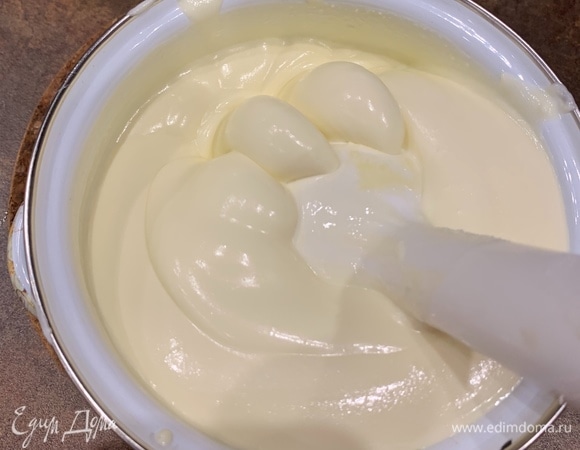 В кастрюльке взбить блендером творог, сметану, сахар, желтки, сливочное масло до однородной красивой консистенции.