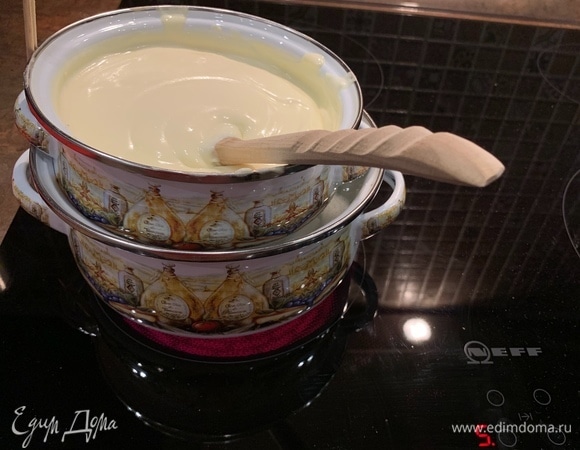 На водяной бане подогреть массу до кипения (не кипятить). Постоянно помешивайте, чтобы однородность не пропала. Масса станет более жидкой, не пугайтесь. У меня ушло минут 20 на нагрев до первых пузырей.