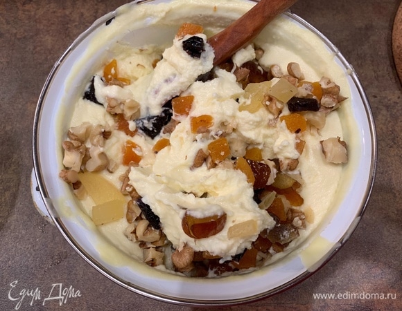 Вмешайте в массу измельченные сухофрукты, орехи. По вкусу.