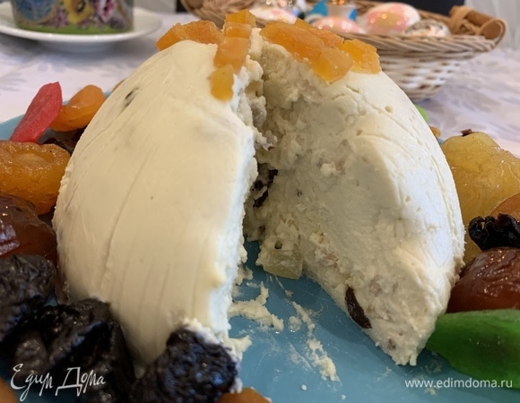 Совет от бабули: «Сложи марлю в двое, намочи и застели ею пасочницу. Выложи творожную массу и поставь под гнет, чтобы стекало, тарелку подставь.» И в холодильник на ночь.