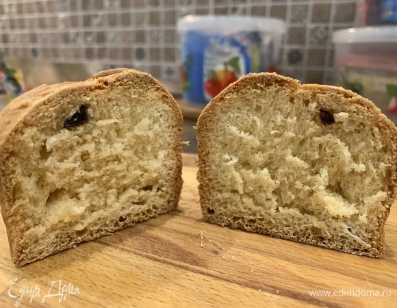 Вот разрез сразу после выпечки, все сухофрукты из него куда-то убежали... Этот кулич «погиб» смертью храбрых сразу после духовки.