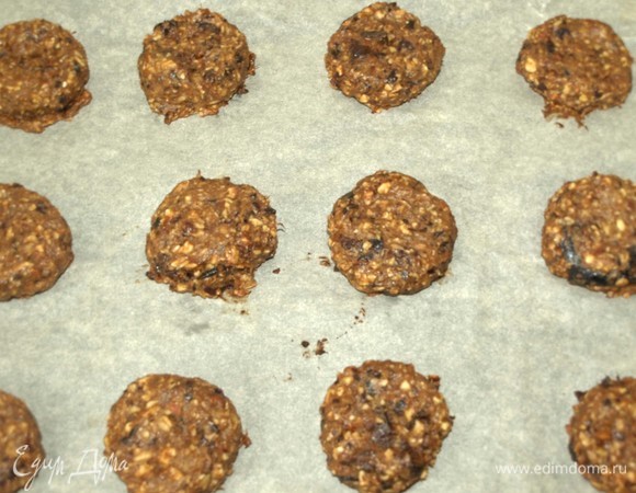 Достаем готовое печенье. Не стоит печенье оставлять на противне.