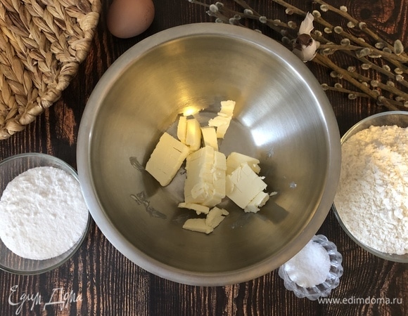 Сливочное масло комнатной температуры режем на кубики.