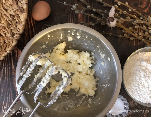 Смешиваем масло с сахарной пудрой.