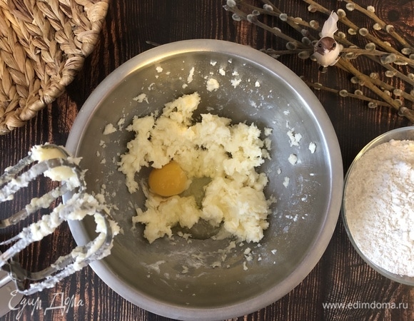 Добавляем яйцо.