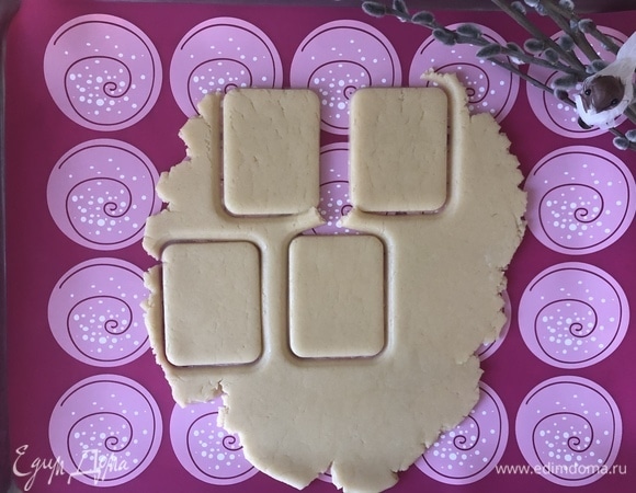 Спустя час, достаем тесто из холодильника, раскатываем, вырезаем формой прямоугольники, можно просто ножом разрезать на прямоугольники.