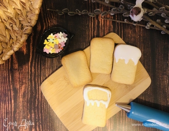 Остывшее печенье расписываем глазурью и посыпаем посыпкой.