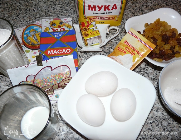 В теплом молоке растворить дрожжи в объемной емкости (примерно двухлитровой). Далее засыпать муку (0,25–0,3 кг) и все размешать, чтобы не было комочков. Получается опара, емкость накрыть и поставить в теплое место. Опара должна подняться примерно в два раза (по времени приблизительно 40 минут). Долго не затягивать, так как опара может опасть.