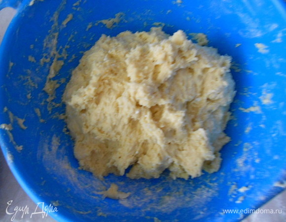 Замесить мягкое тесто.