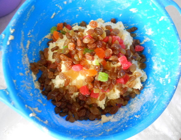 Изюм вымыть, хорошо обсушить. Цукаты нарезать на кубики. Добавить изюм и цукаты. Хорошо вымесить. Прикрыть тесто полотенцем и поставить в теплое место на 1 час.