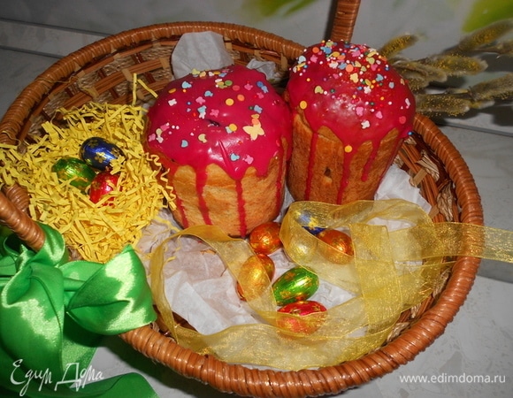 Покрыть куличи глазурью и украсить кондитерской посыпкой.