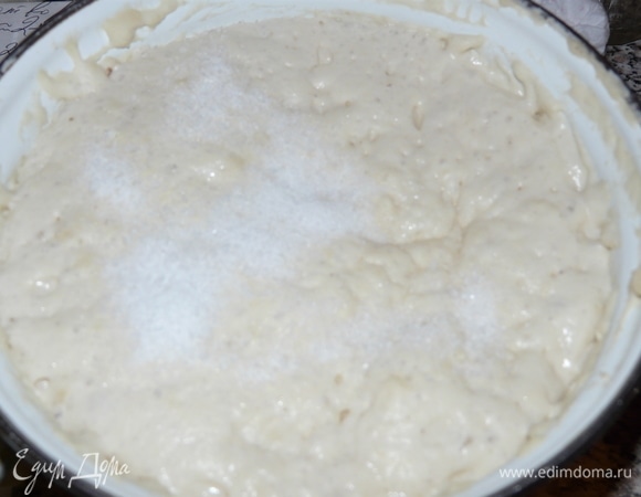 Опара подошла. Взять емкость и положить туда соль, 3 яичных желтка, перетертых предварительно с сахаром и ванилью, сливочное масло растопленное. И все перемешиваем до однородного теста, можно венчиком, а лучше миксером. По мере перемешивания добавляем взбитые в пену белки со щепоткой соли. Мешаем.