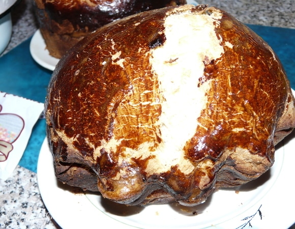 Предварительно разогреть духовку за 20 минут до выпекания, а тесту в форме дать немного времени отстояться (примерно минут 10, не более). До отправления кулича в духовку верх смазать яичным желтком и поставить выпекаться при температуре 160–170°C. Во время выпечки 30–40 минут в духовой шкаф желательно не заглядывать, иначе тесто не поднимется или опадет. Выпекаем на минимальной температуре, после 35 минут можно приоткрыть духовку и посмотреть, проверить деревянной палочкой степень выпечки. Если палочка, которой проткнули кулич, окажется сухой, то духовку выключаем и оставляем доходить на 15–20 минут. Если палочка окажется морой и с тестом, то оставляем пропекаться до готовности. По прошествии времени вынимаем кулич, даем остыть.