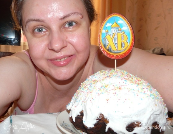 Пока кулич остывает, параллельно нужно приготовить глазурь. Взять и отделить белки от желтков, добавить щепотку соли, все тщательно перемешать. В процессе добавляем сахар и начинаем взбивать в пену. Взбиваем до предела белой пены и полного растворения сахарного песка. Масса увеличивается примерно в 3 раза. И после, когда глазурь будет готова, а кулич остынет, начинаем сверху обмазывать кулич глазурью и посыпать цветной посыпкой. Кулич готов. С праздником Светлой Пасхи!