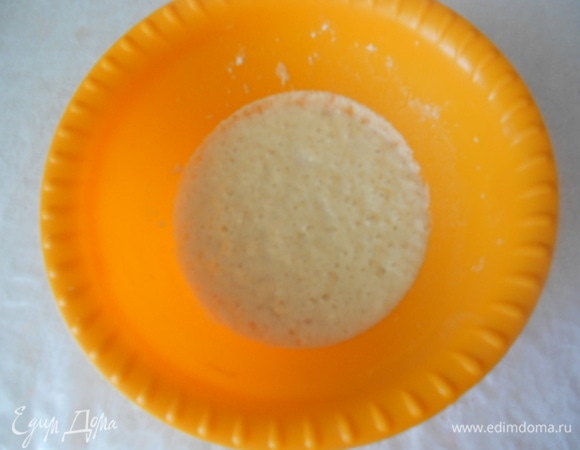 Дрожжи развести в смеси теплого молока и сыворотки, добавить сахар и 2 ст. л. муки. Оставить в теплом месте до появления пенной шапочки.