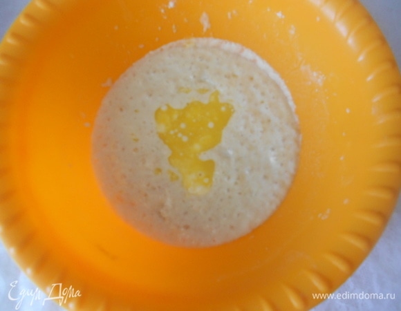 Когда опара подойдет, добавить взбитое яйцо, растопленное сливочное масло, соль по вкусу,