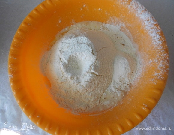 Всыпать оставшуюся просеянную муку и замесить тесто.