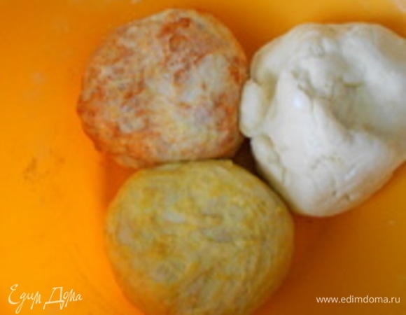 Подошедшее тесто разделить на 3 части — в одну часть добавить куркуму, во вторую — молотую паприку, третью часть оставить белой. Хорошо вмешать добавки в тесто, обмять белое тесто и оставить их в теплом месте на 30–40 минут. Пока тесто подходит, можно заняться начинкой для пирога.