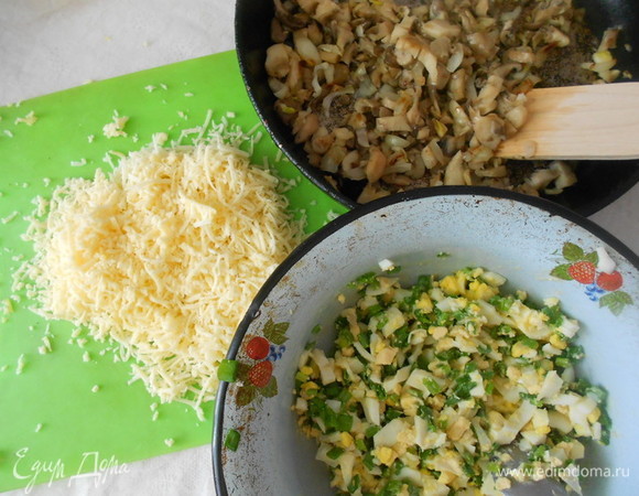 Сыр натереть на мелкой терке, слегка посолить и поперчить. Для второй начинки лук очистить, мелко нарезать. Вешенки нарезать. Обжарить на растительном масле лук с вешенками, посолить и поперчить по вкусу. Для третьей начинки яйца предварительно отварить вкрутую, мелко нарезать. Лук зеленый порубить. Соединить нарезанные яйца с луком, посолить, добавить растопленное сливочное масло, перемешать.