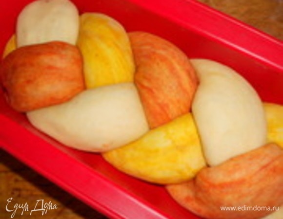 Заплести косу из трех частей пирога. Выложить в смазанную маслом в форму прямоугольную для кекса (хлеба). Дать подойти в теплом месте 30–35 минут.