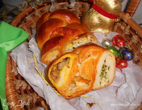 Подавать, разрезав на порционные куски.