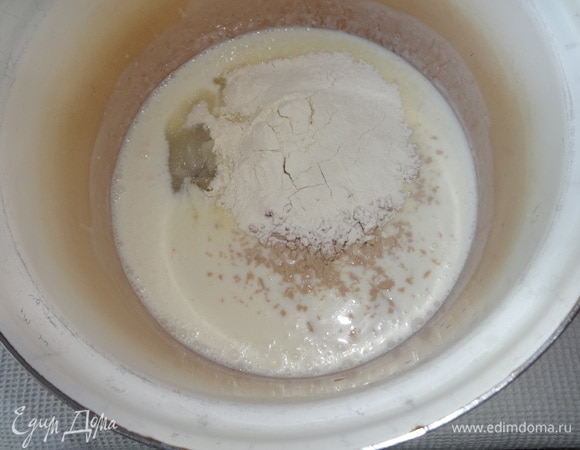 Кефир немного подогреть. Раскрошить в него дрожжи, добавить по полстакана муки и сахара, перемешать. Поставить в теплое место на 0,5 часа.