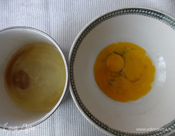 Яйца разделить на белки и желтки.