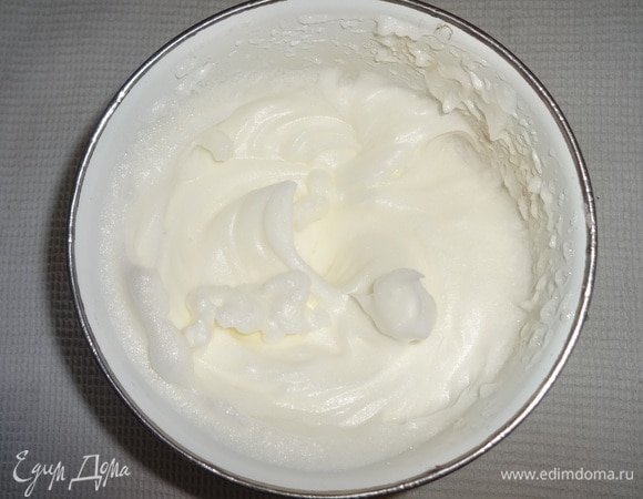 Белки взбить в пену с солью.