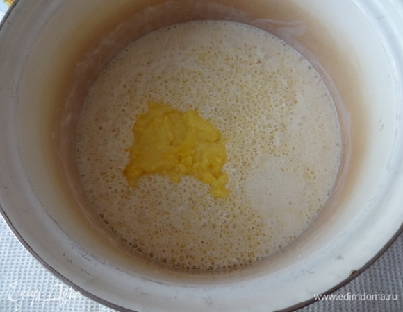 В подошедшую опару влить растопленное и остуженное до теплого состояния сливочное масло, добавить желтково-сахарную массу.