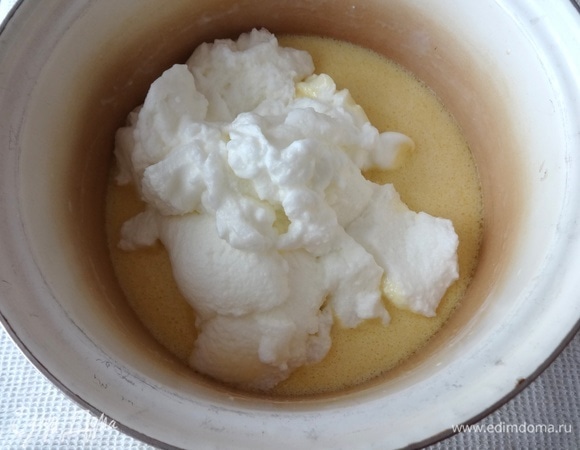 Положить взбитые белки, аккуратно перемешать.