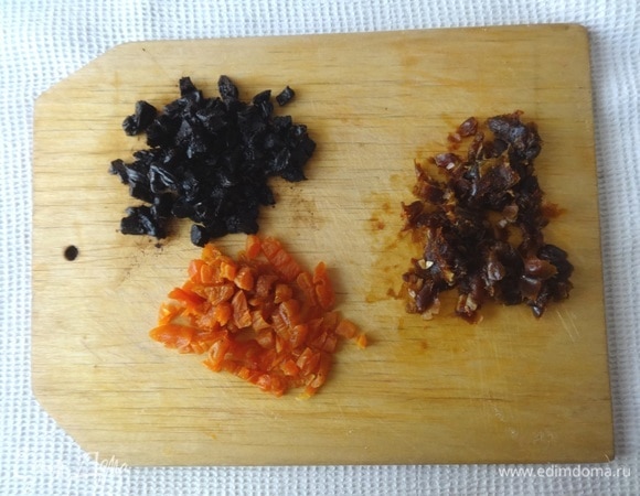 Из фиников удалить косточки. Все сухофрукты нарезать мелкими кусочками.